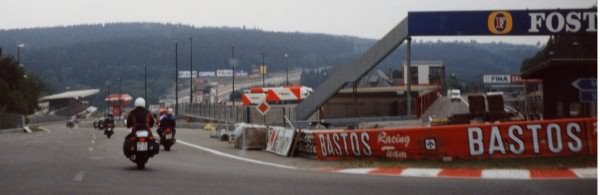 Eau Rouge im Hintergrund