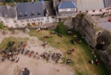 Blick in den Innenhof von Burg Useldange